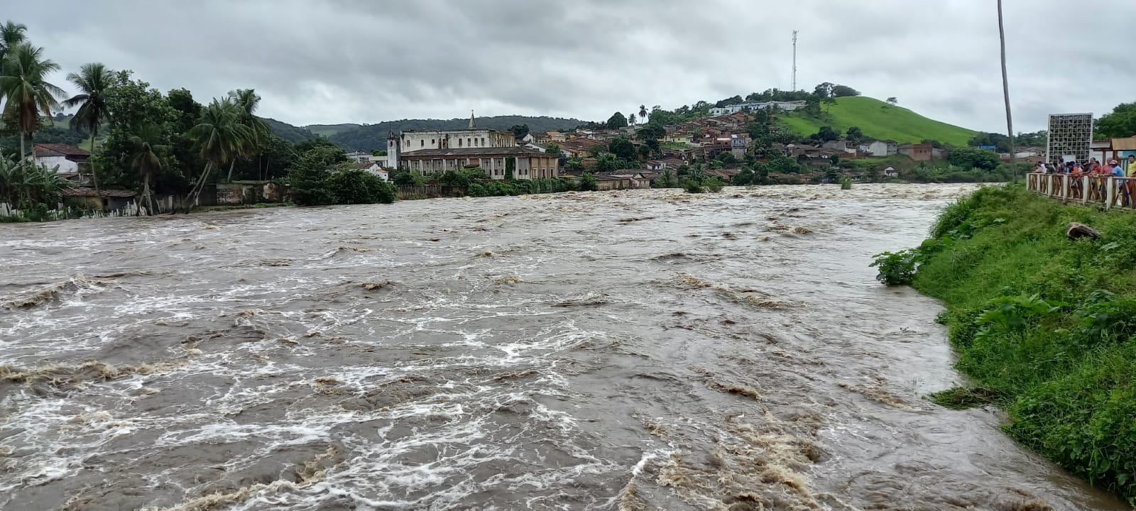 VÍDEOS: Rio Paraíba transborda e invade ruas em Viçosa, na Zona Mata de AL