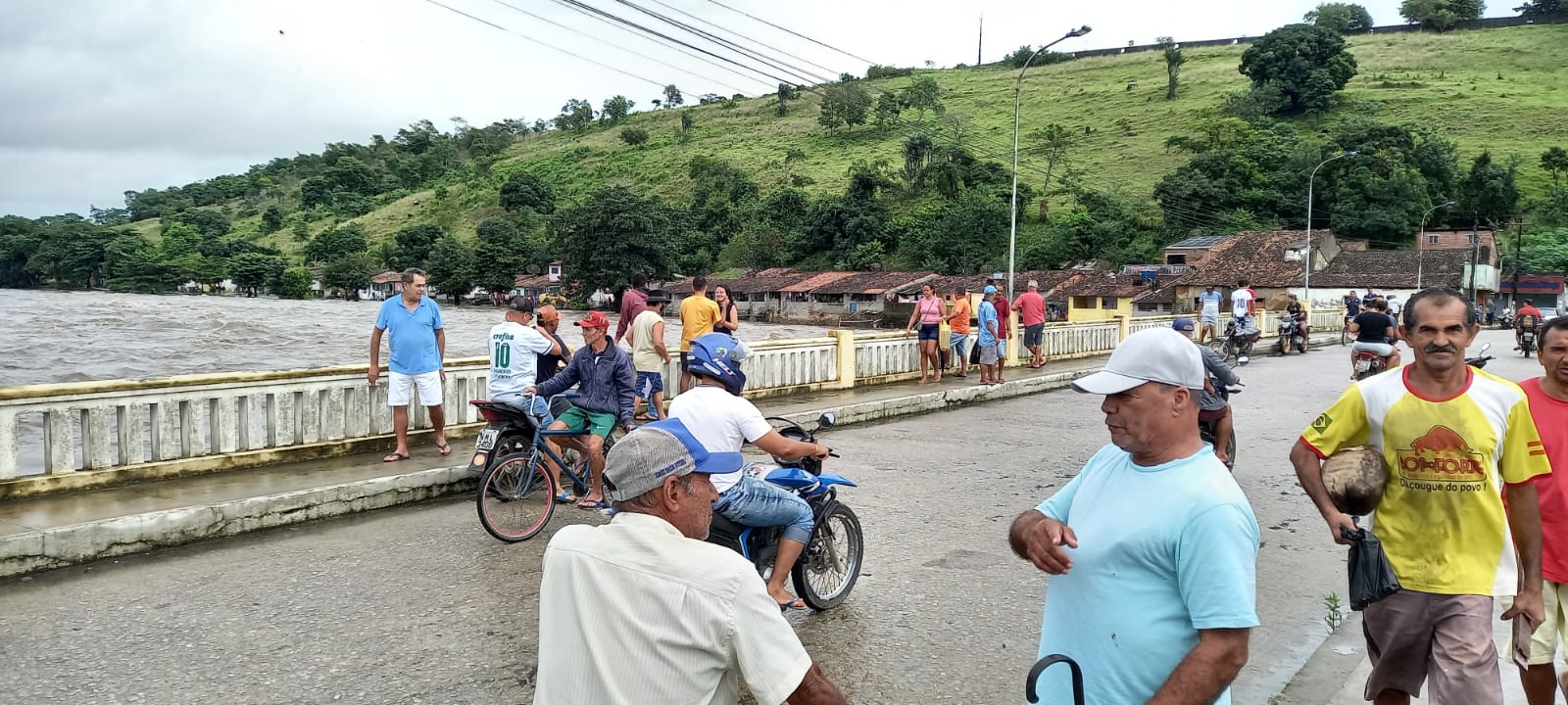 VÍDEOS: Rio Paraíba transborda e invade ruas em Viçosa, na Zona Mata de AL