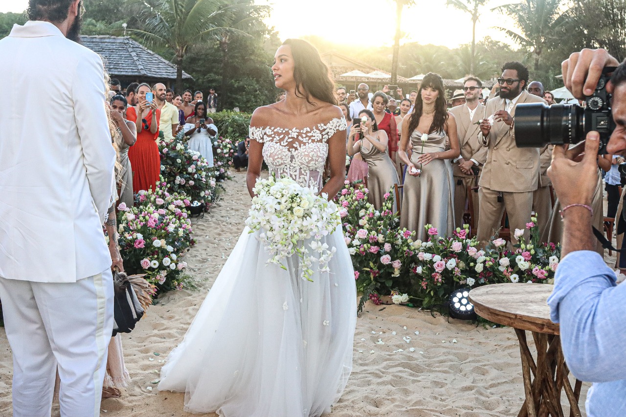 A modelo usou um vestido romântico branco com bordados