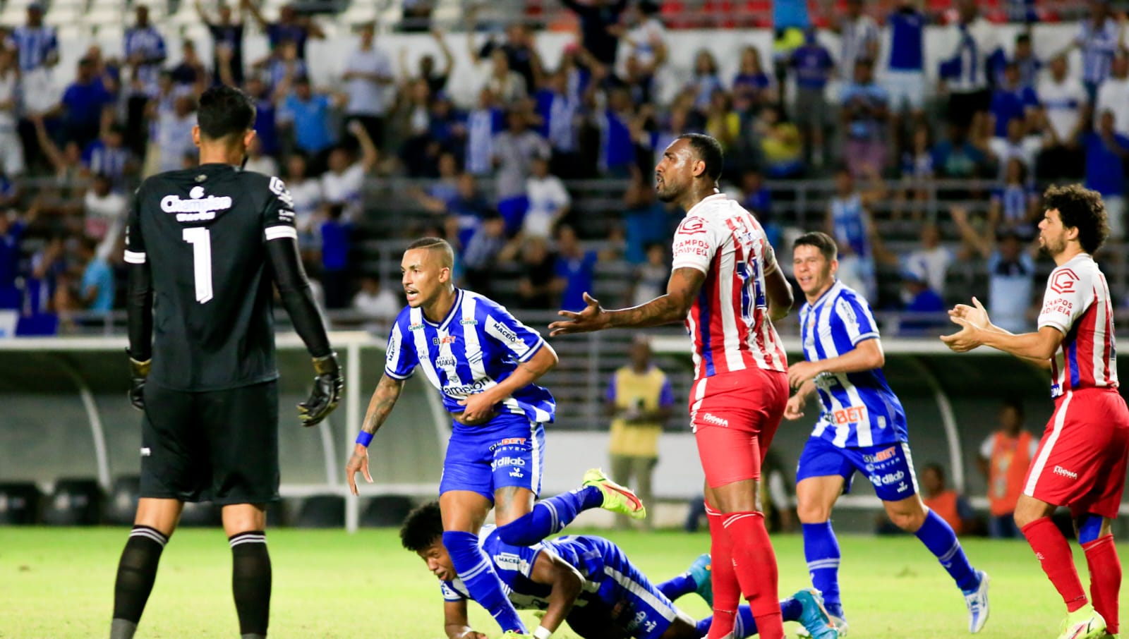 Barcelos briga com Osvaldo por vaga entre os titulares do CSA