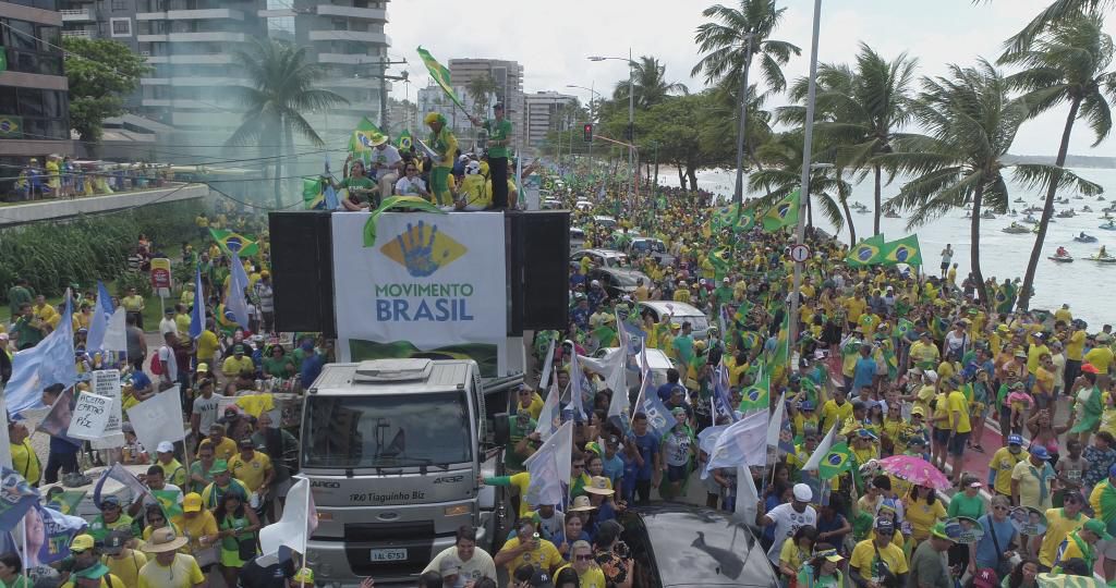Trânsito na orla ficou parado enquanto a manifestação acontecia