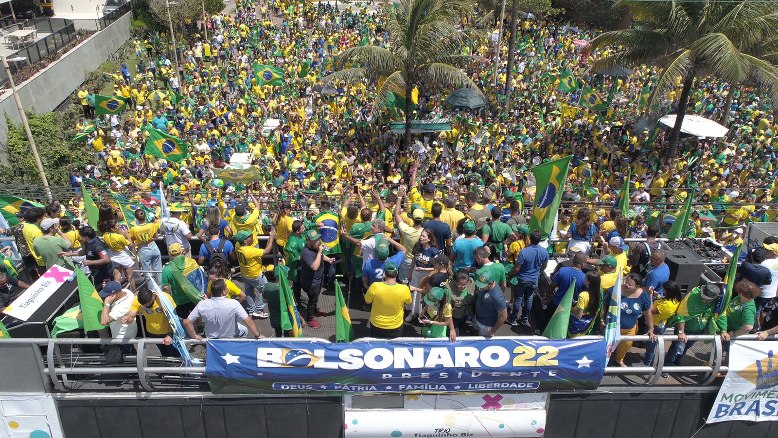 Trânsito na orla ficou parado enquanto a manifestação acontecia