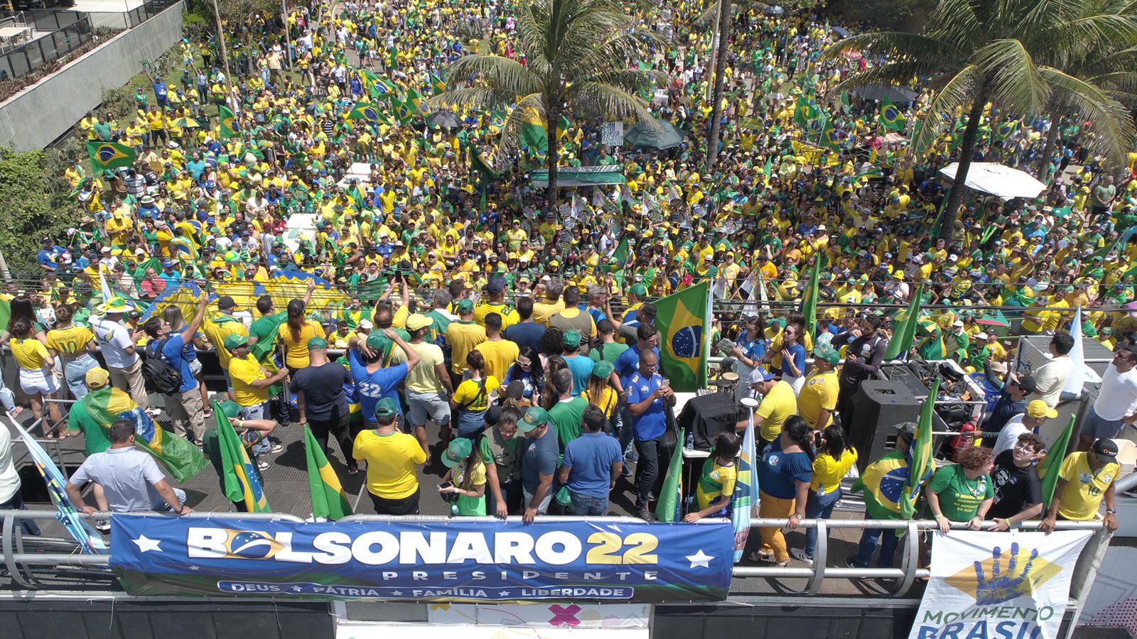 Trânsito na orla ficou parado enquanto a manifestação acontecia