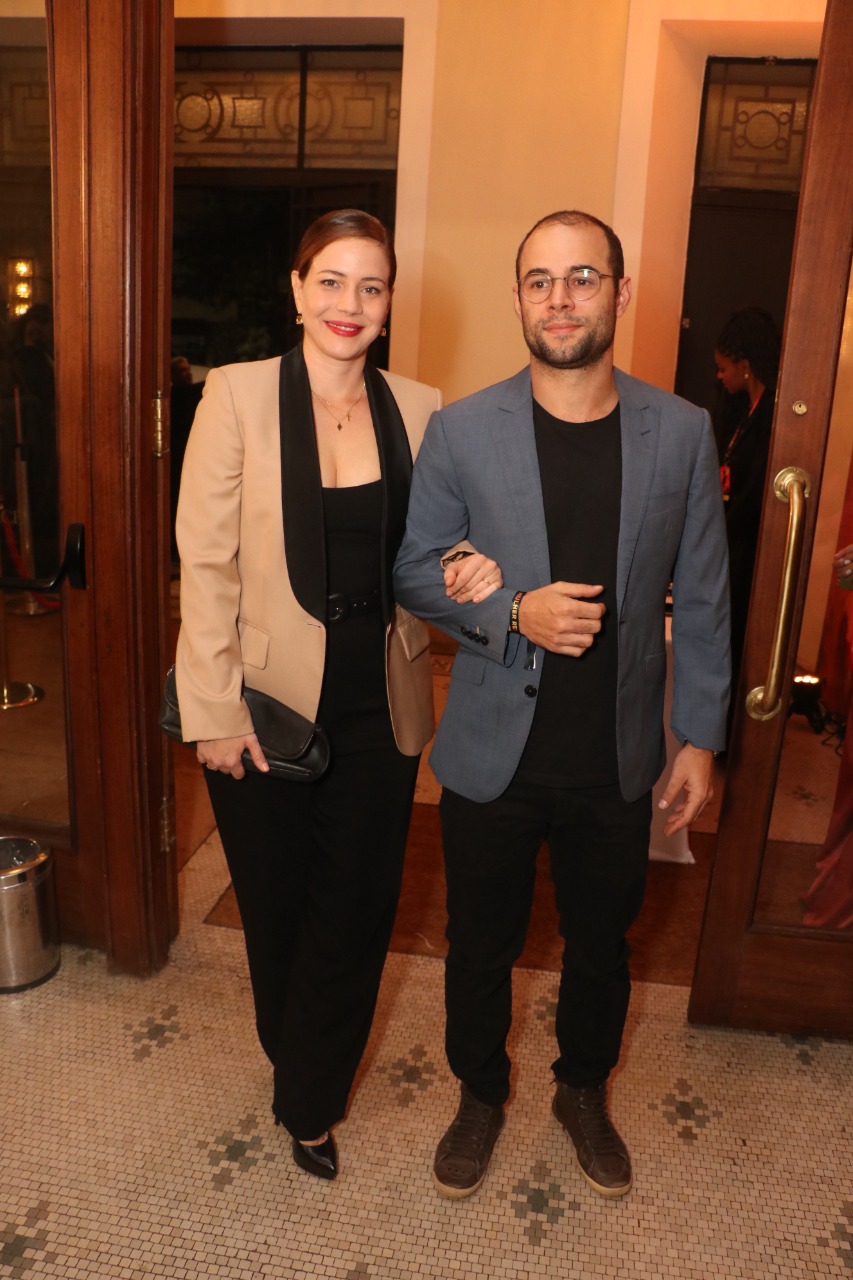 Leandra Leal foi ao local acompanhada do marido
