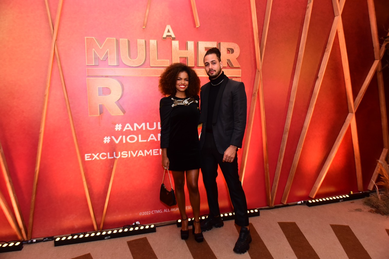 A atriz Jeniffer Nascimento escolheu um look all black para o evento