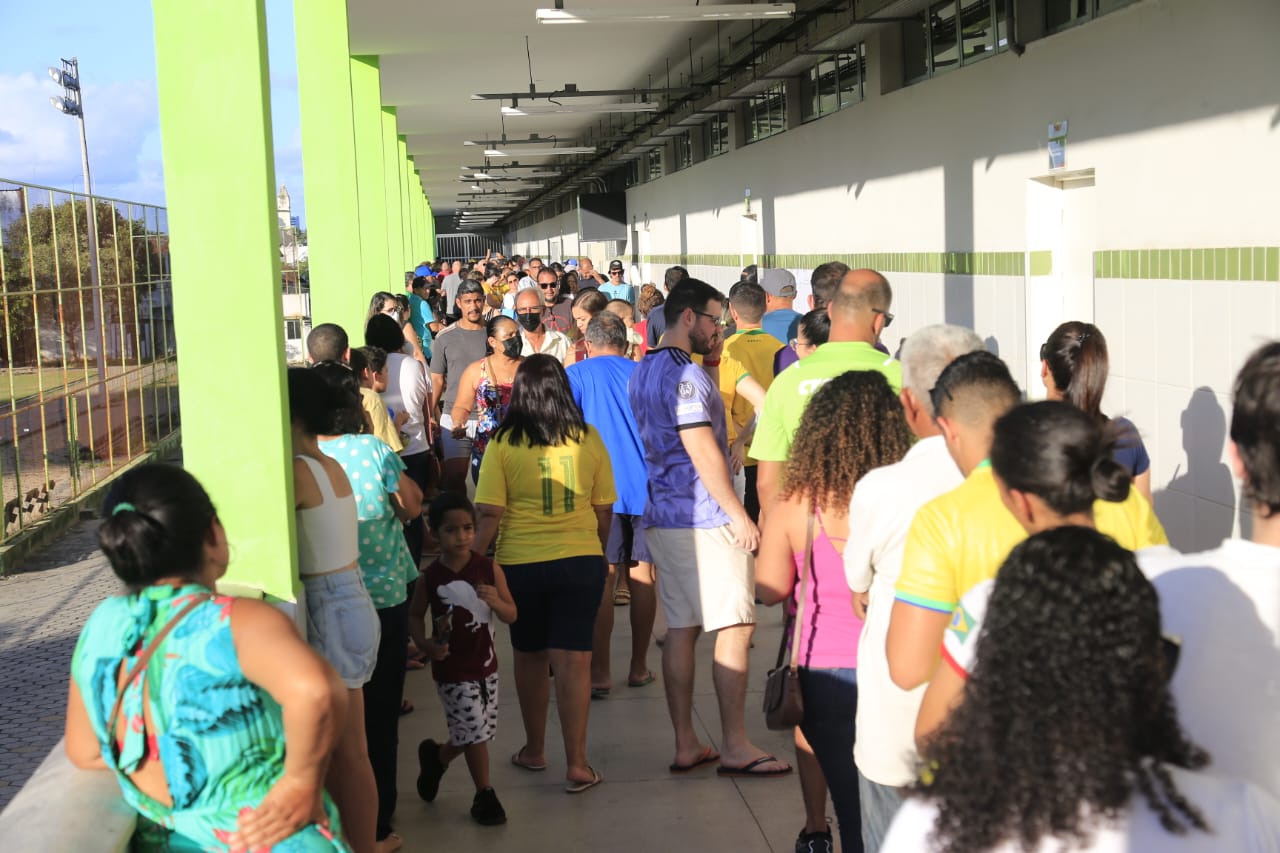 Eleitores alagoanos deram os primeiros votos a partir das 8h, seguindo até as 17h