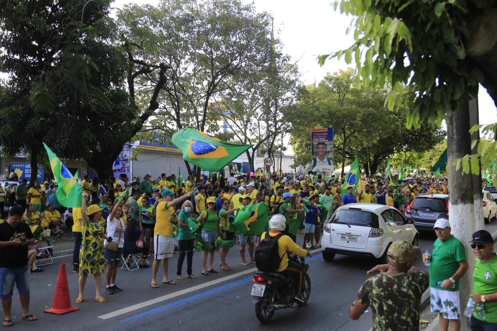 Manifestações acontecem na Avenida Fernandes Lima