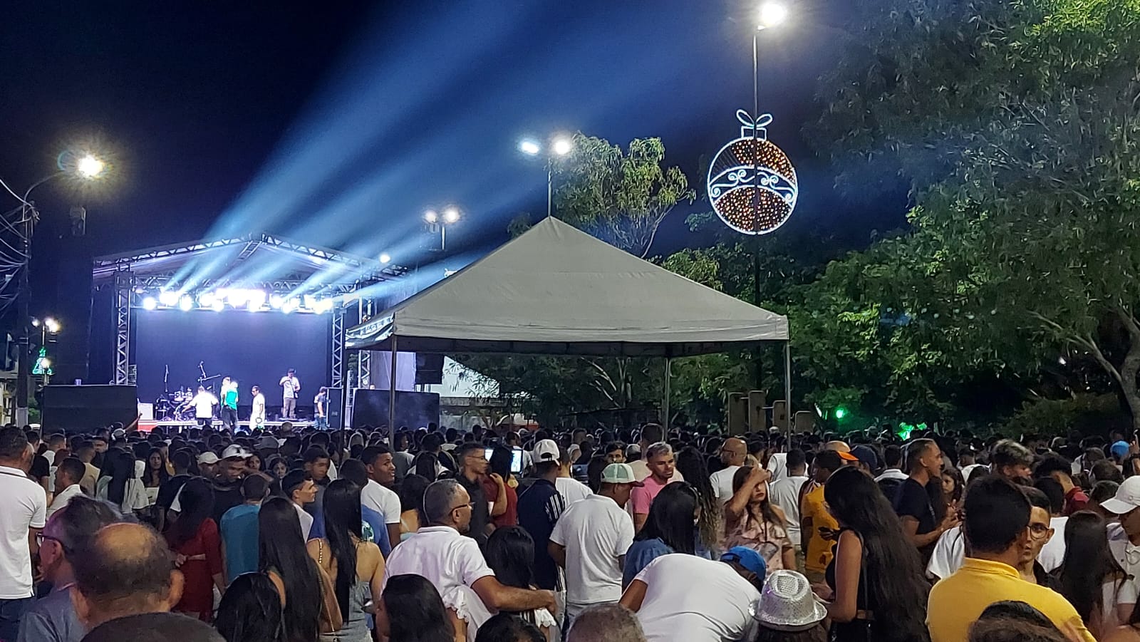 Maceioenses e turistas celebram a chegada de 2023 na orla