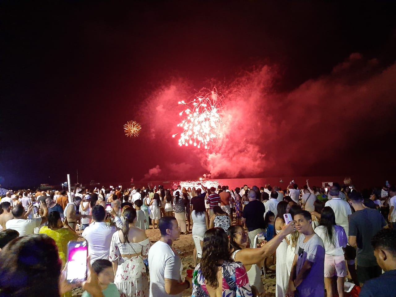 Maceioenses e turistas celebram a chegada de 2023 na orla