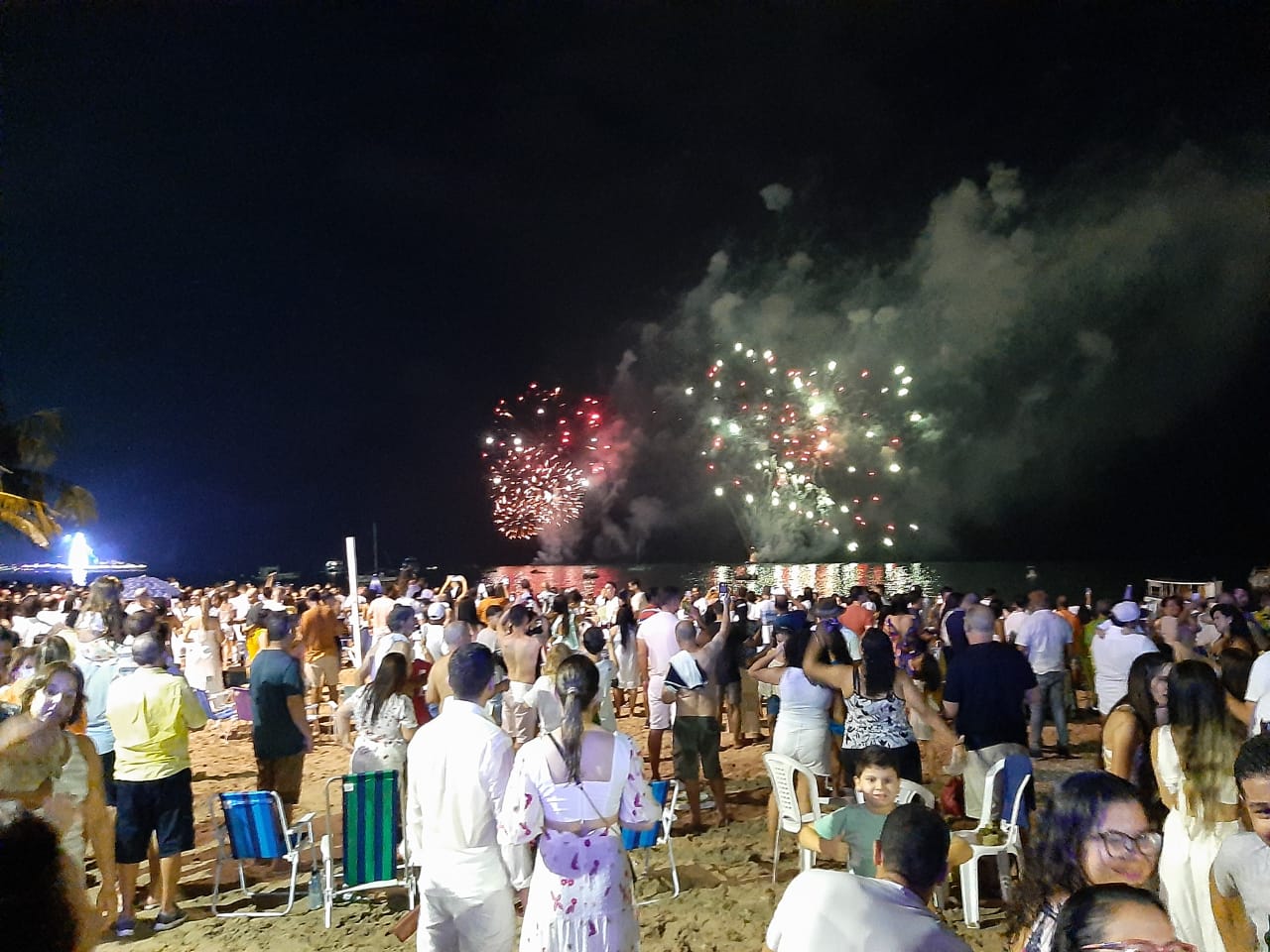 Maceioenses e turistas celebram a chegada de 2023 na orla