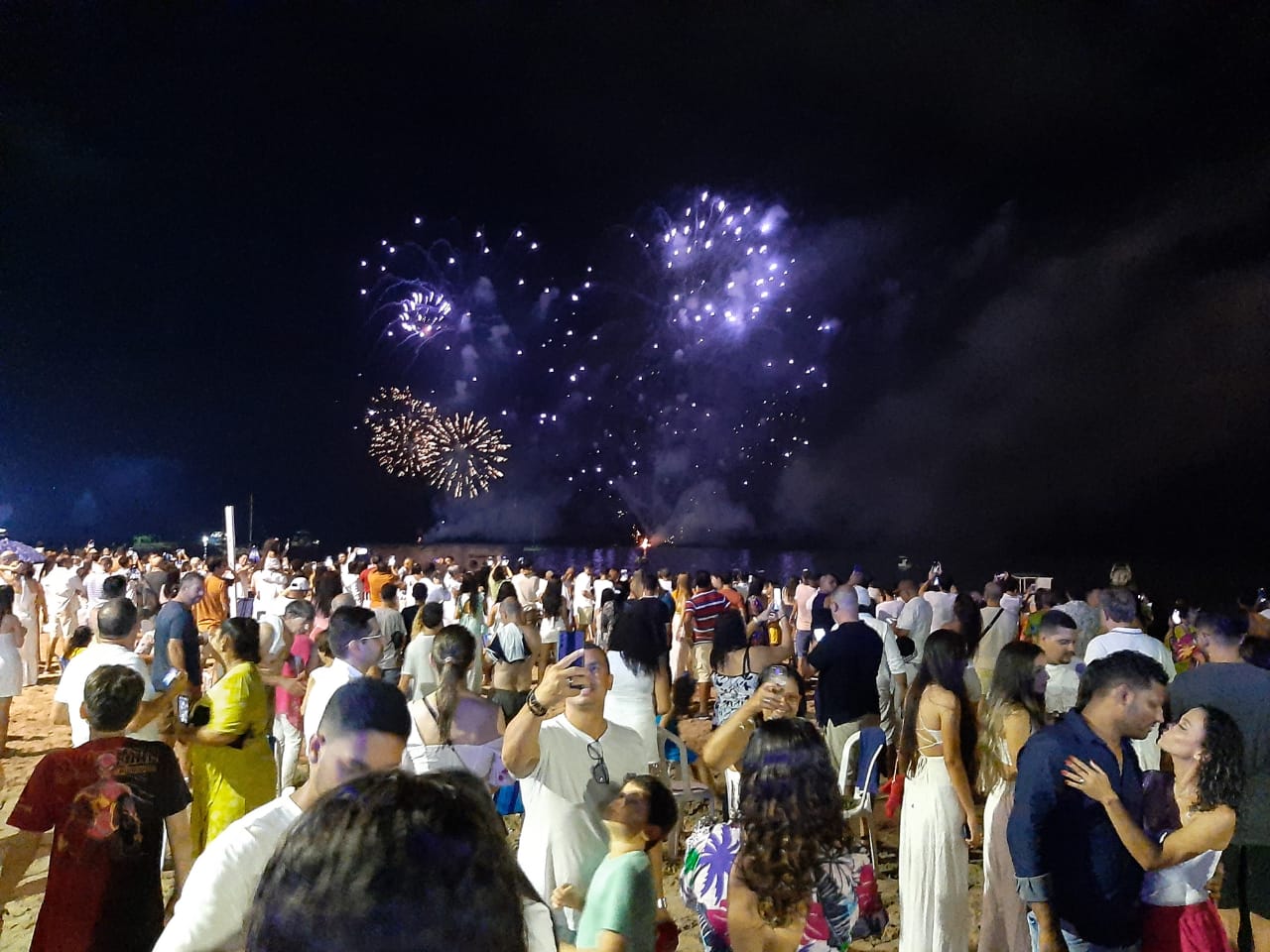 Maceioenses e turistas celebram a chegada de 2023 na orla