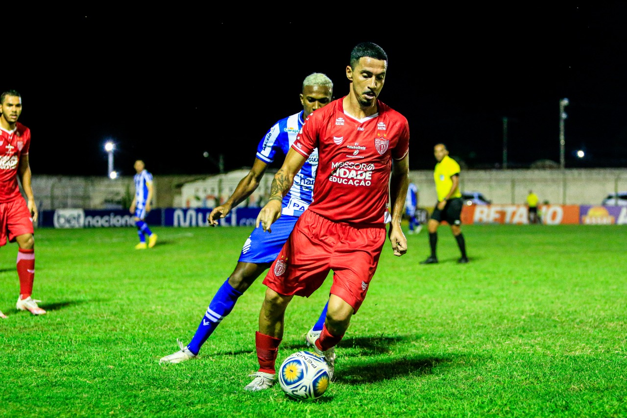 Time Macho passou a gostar da partida e pressionou o Azulão