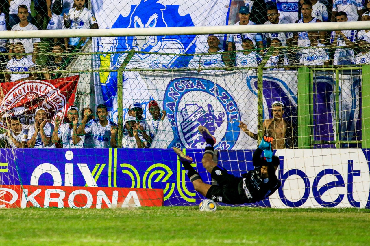 Paulo Ricardo pegou três pênaltis e garantiu o CSA na fase de grupos