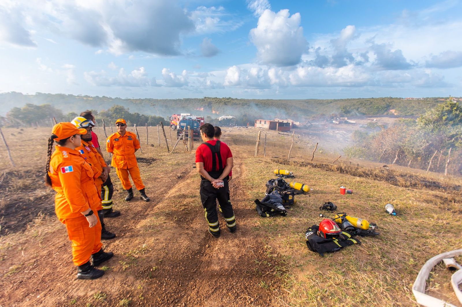 Imagens mostram que o incêndio atingiu grande parte da mata na região