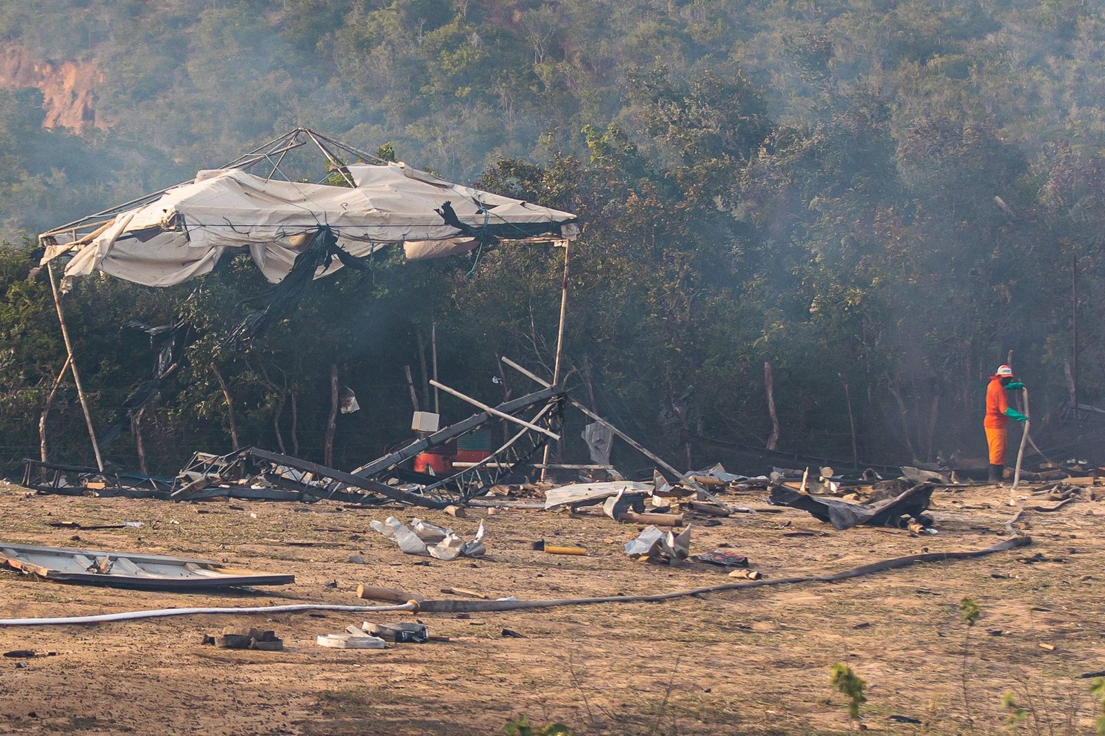 Imagens mostram que o incêndio atingiu grande parte da mata na região