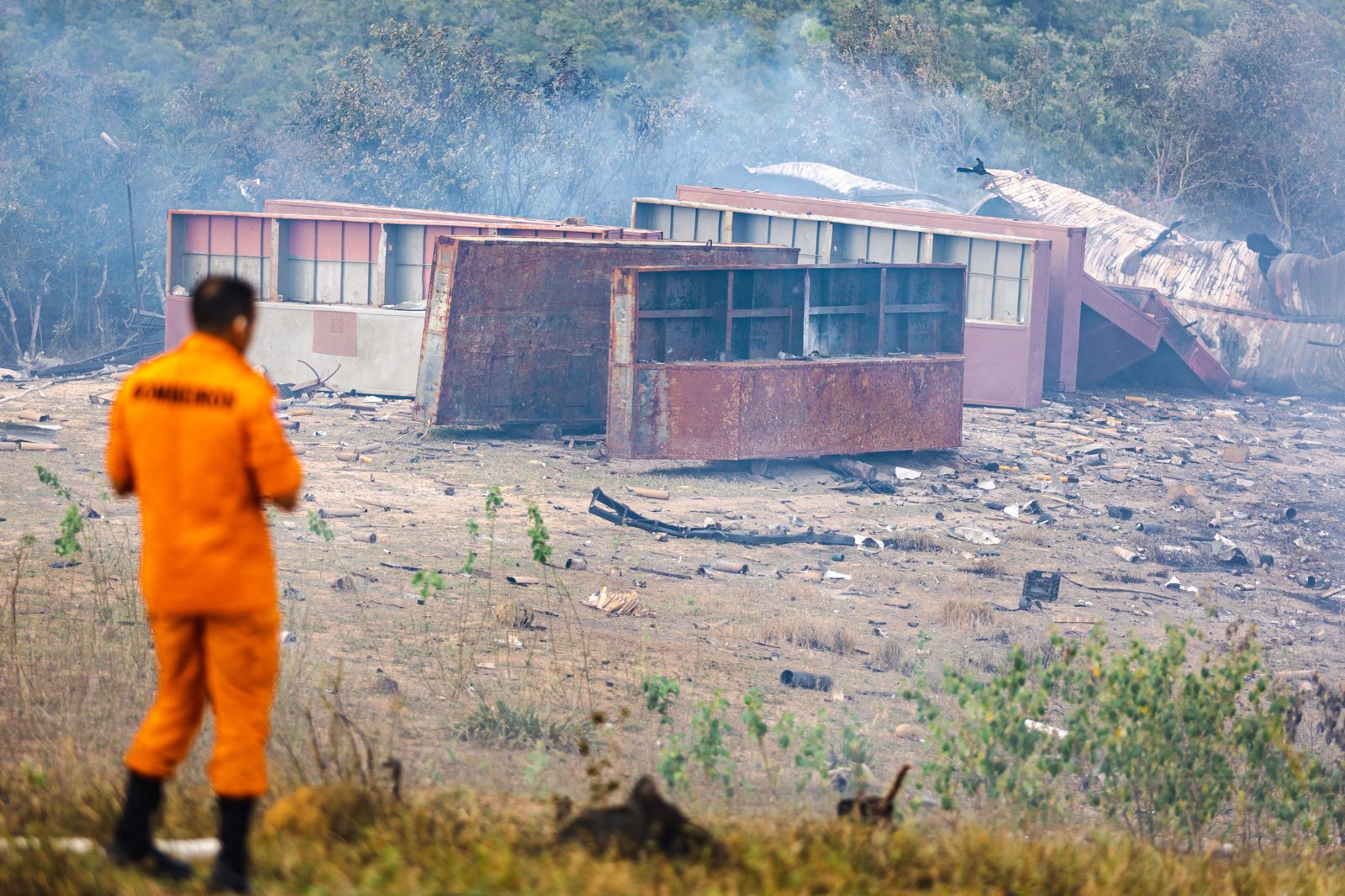 Imagens mostram que o incêndio atingiu grande parte da mata na região