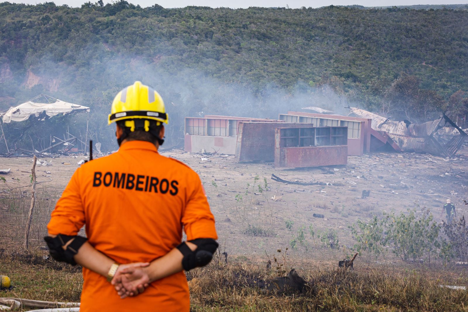 Imagens mostram que o incêndio atingiu grande parte da mata na região