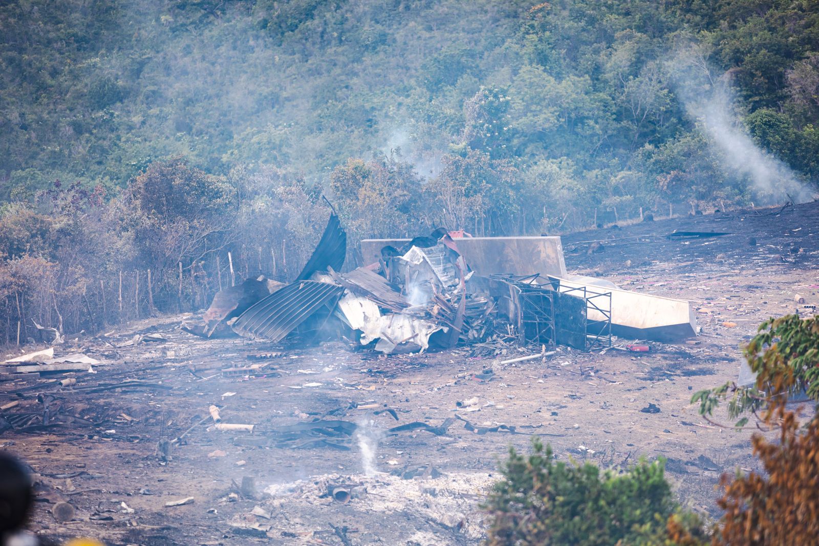 Imagens mostram que o incêndio atingiu grande parte da mata na região