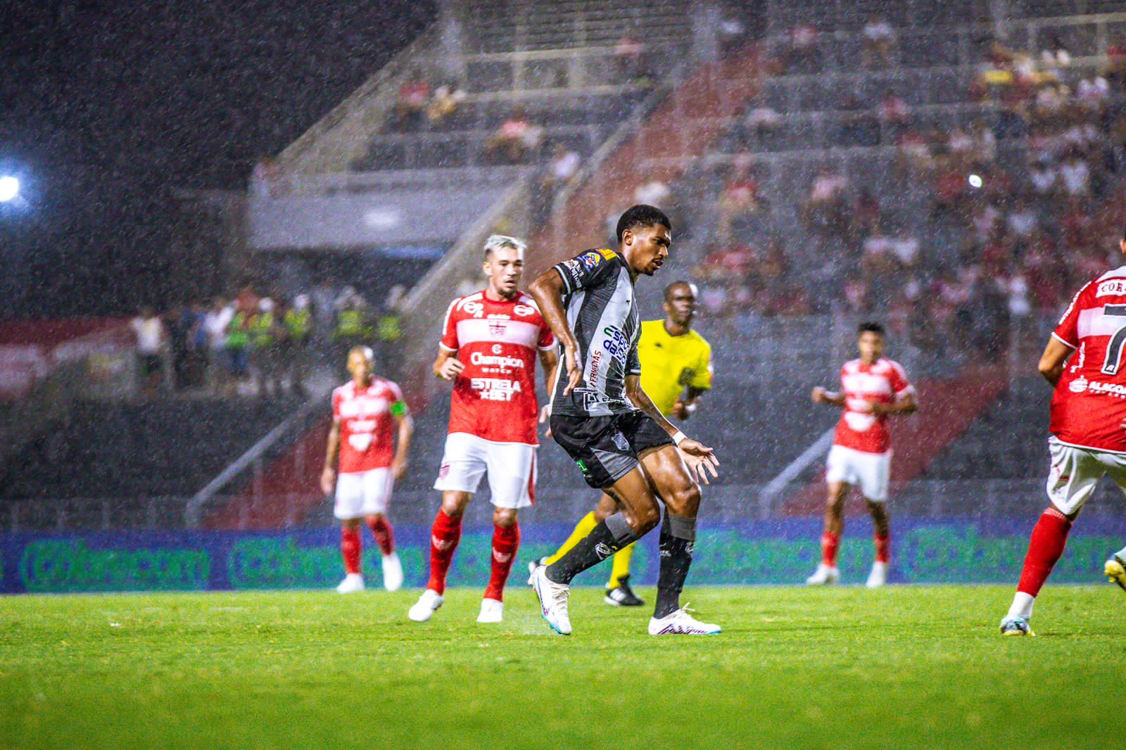 Galo ainda não conseguiu vencer em casa nesta Série B
