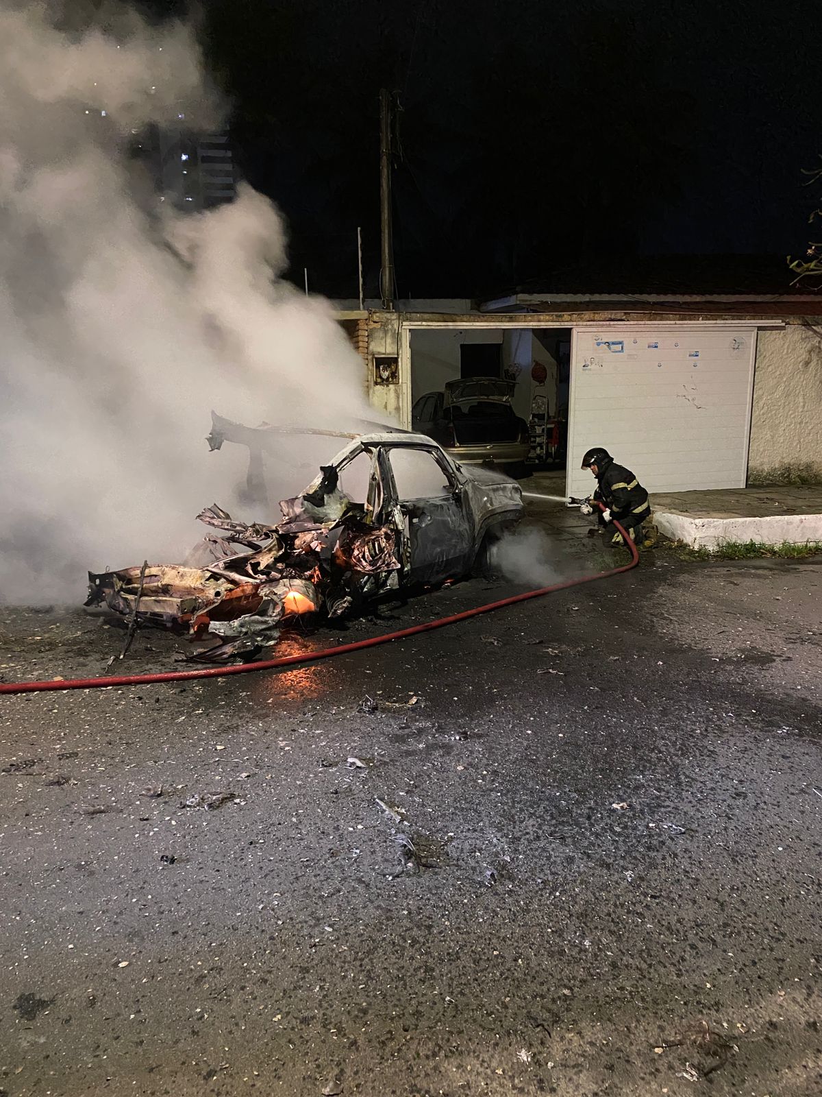 Carro pegou fogo e explodiu no bairro do Farol