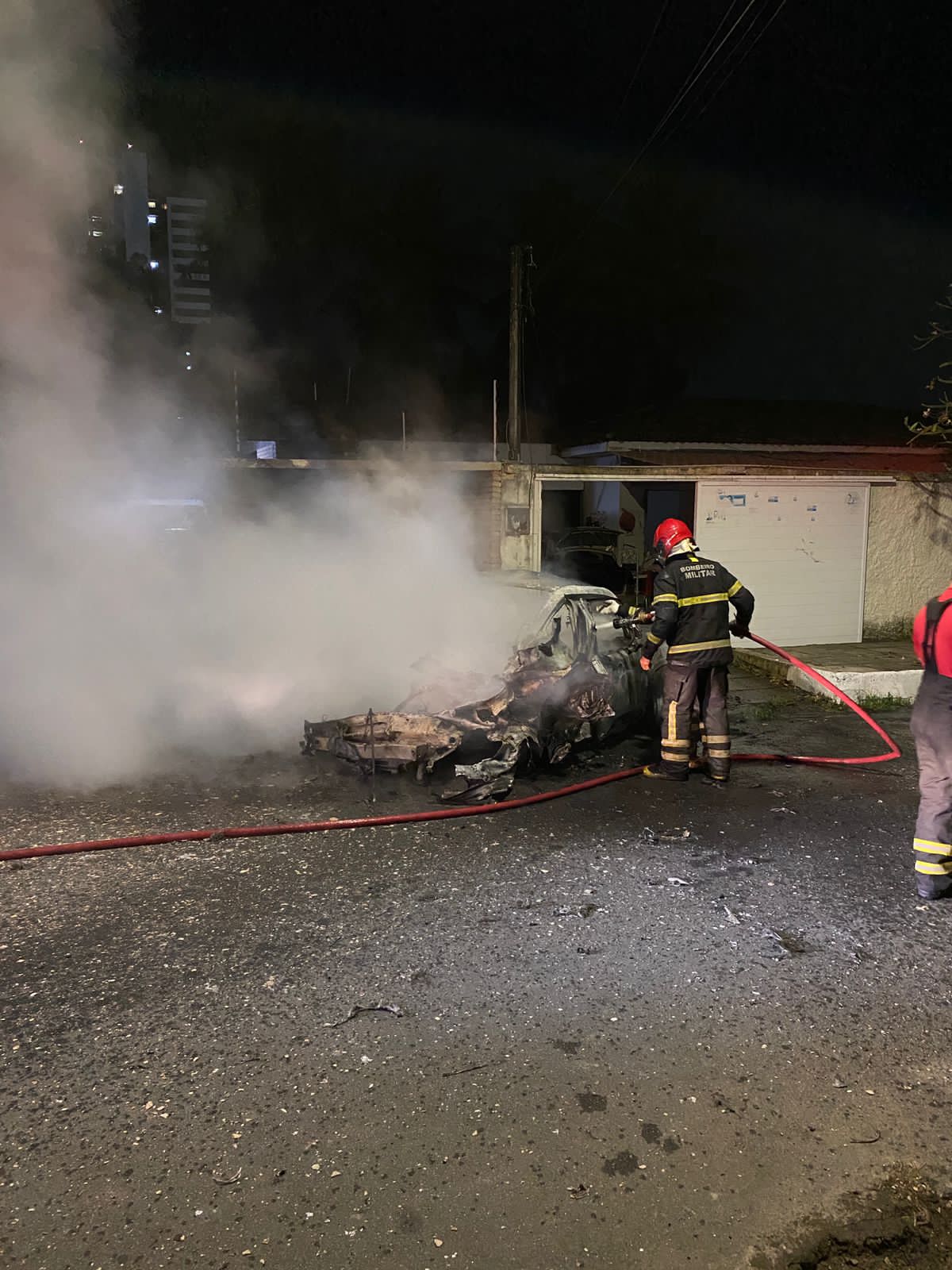 Carro pegou fogo e explodiu no bairro do Farol