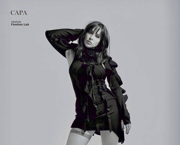 Pitty na capa da Revista ELA - O GLOBO usando FAWKES LAB.