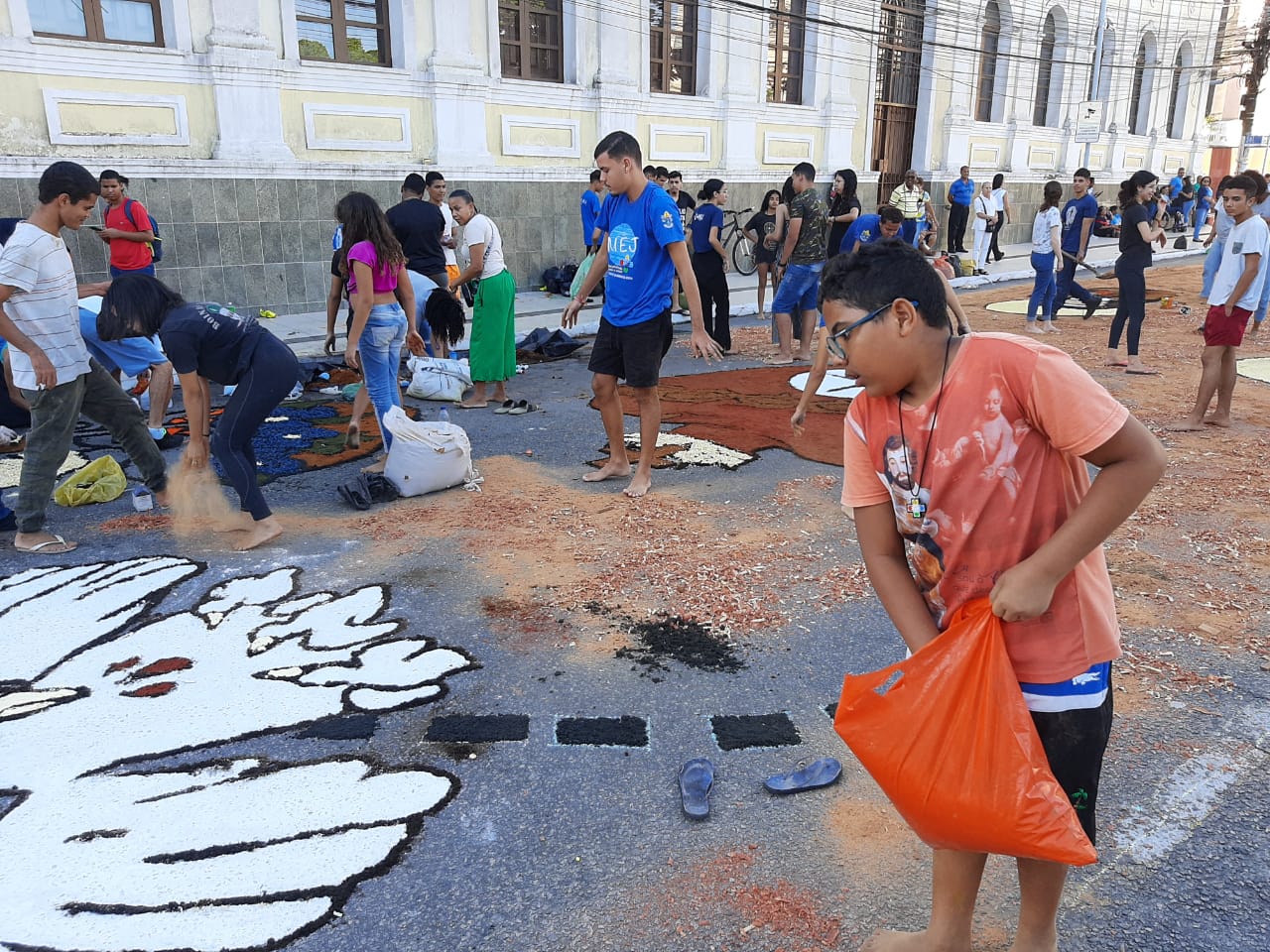 Fiéis percorrem ruas do Centro de Maceió em procissão