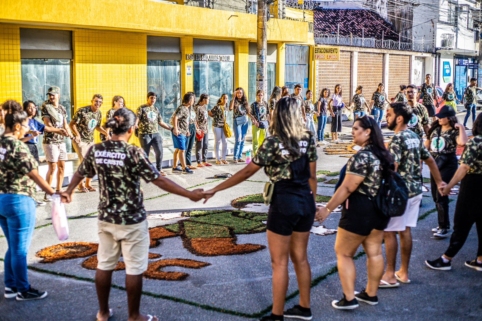 Fiéis percorrem ruas do Centro de Maceió em procissão