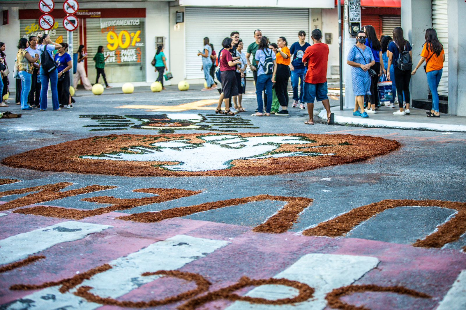 Fiéis percorrem ruas do Centro de Maceió em procissão