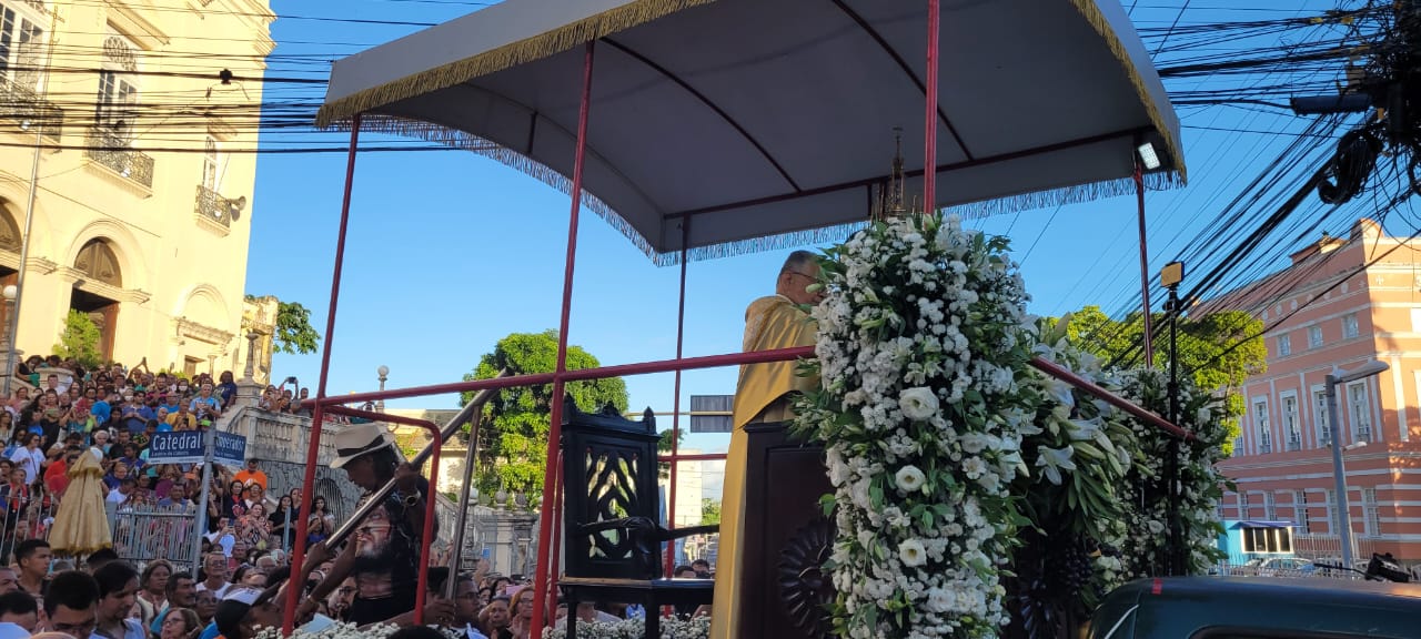 Fiéis percorrem ruas do Centro de Maceió em procissão
