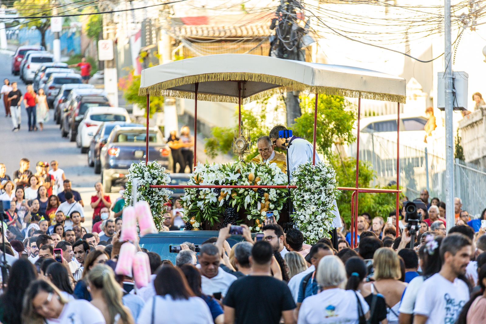 Fiéis percorrem ruas do Centro de Maceió em procissão