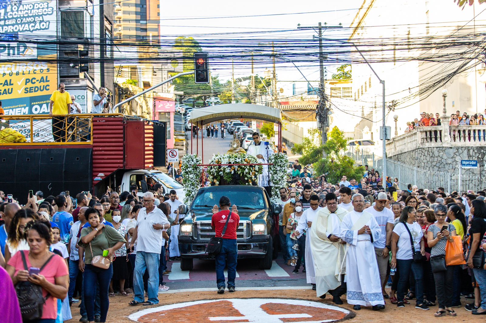 Fiéis percorrem ruas do Centro de Maceió em procissão