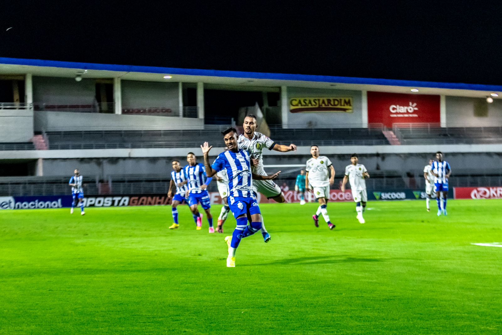 Sob vaia da torcida, CSA empata com Aparecidense: 'Time sem-vergonha!'