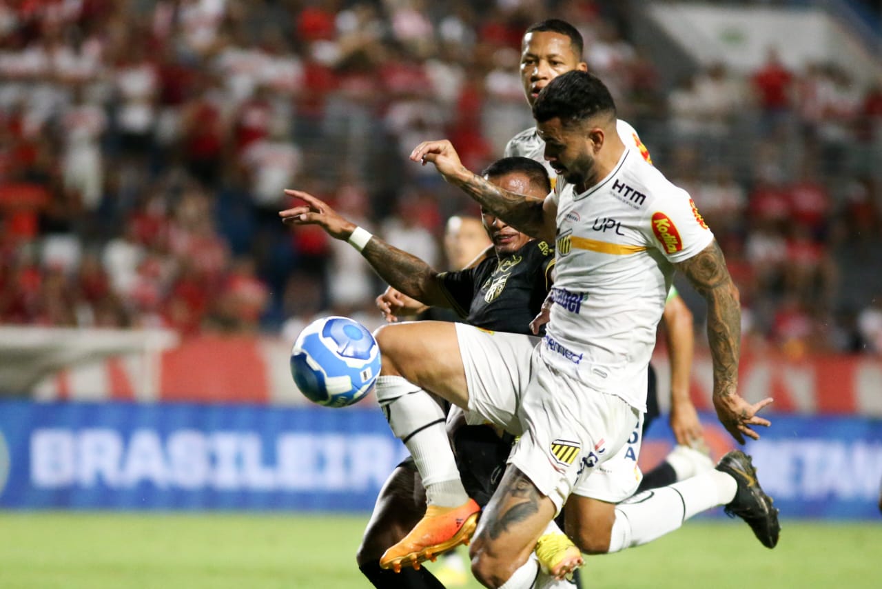 Diogo Silva pega pênalti, CRB vence Novorizontino e assume 10º lugar