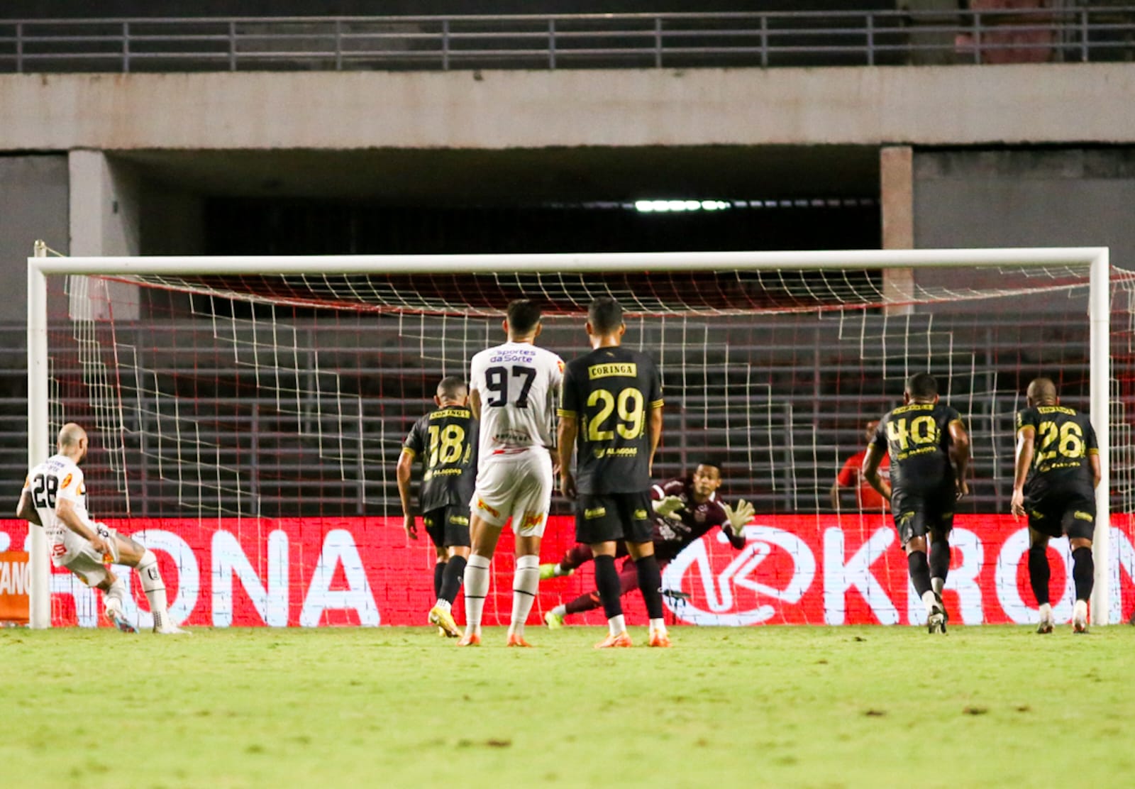 Diogo Silva pega pênalti, CRB vence Novorizontino e assume 10º lugar
