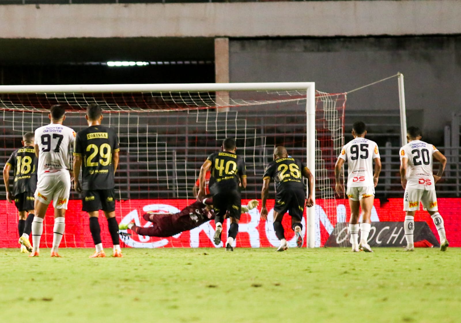 Diogo Silva pega pênalti, CRB vence Novorizontino e assume 10º lugar