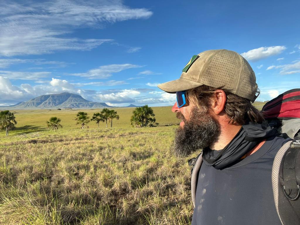 Aventureiro gaúcho participa de trekking em fronteira do Brasil