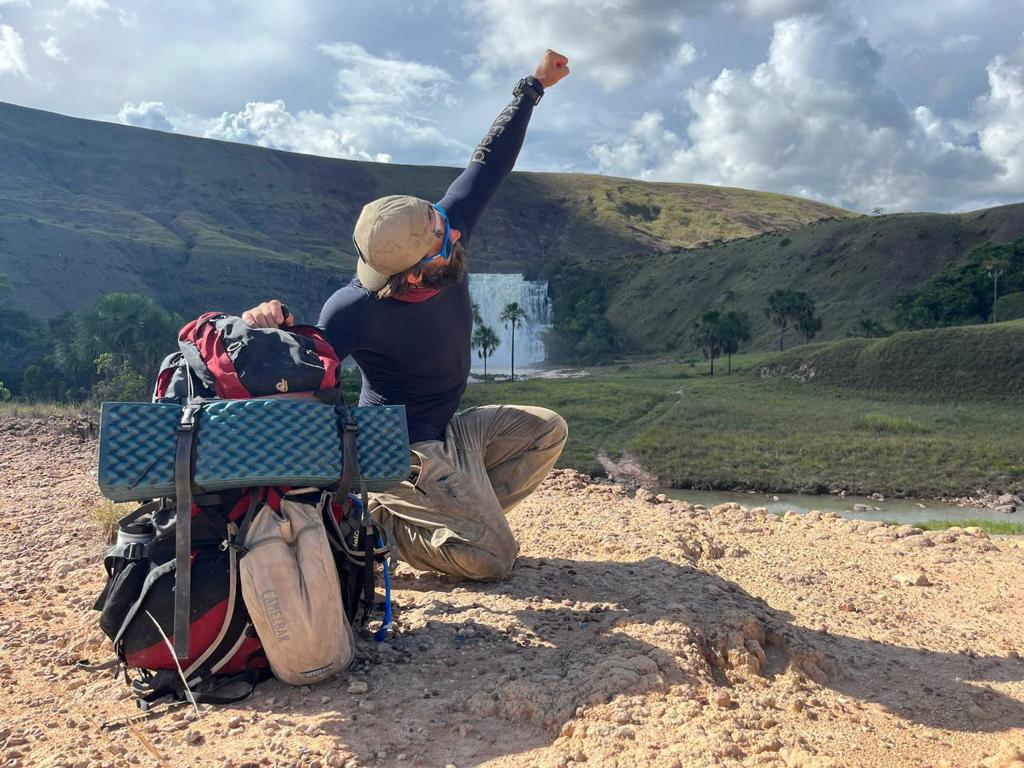 Aventureiro gaúcho participa de trekking em fronteira do Brasil