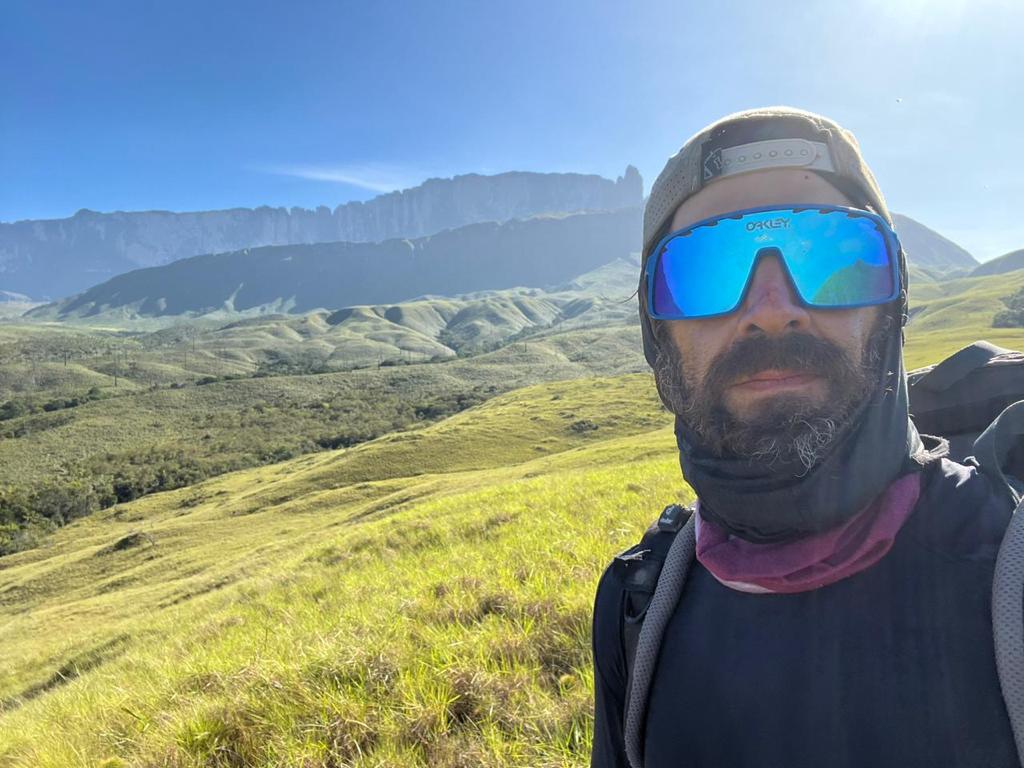 Aventureiro gaúcho participa de trekking em fronteira do Brasil