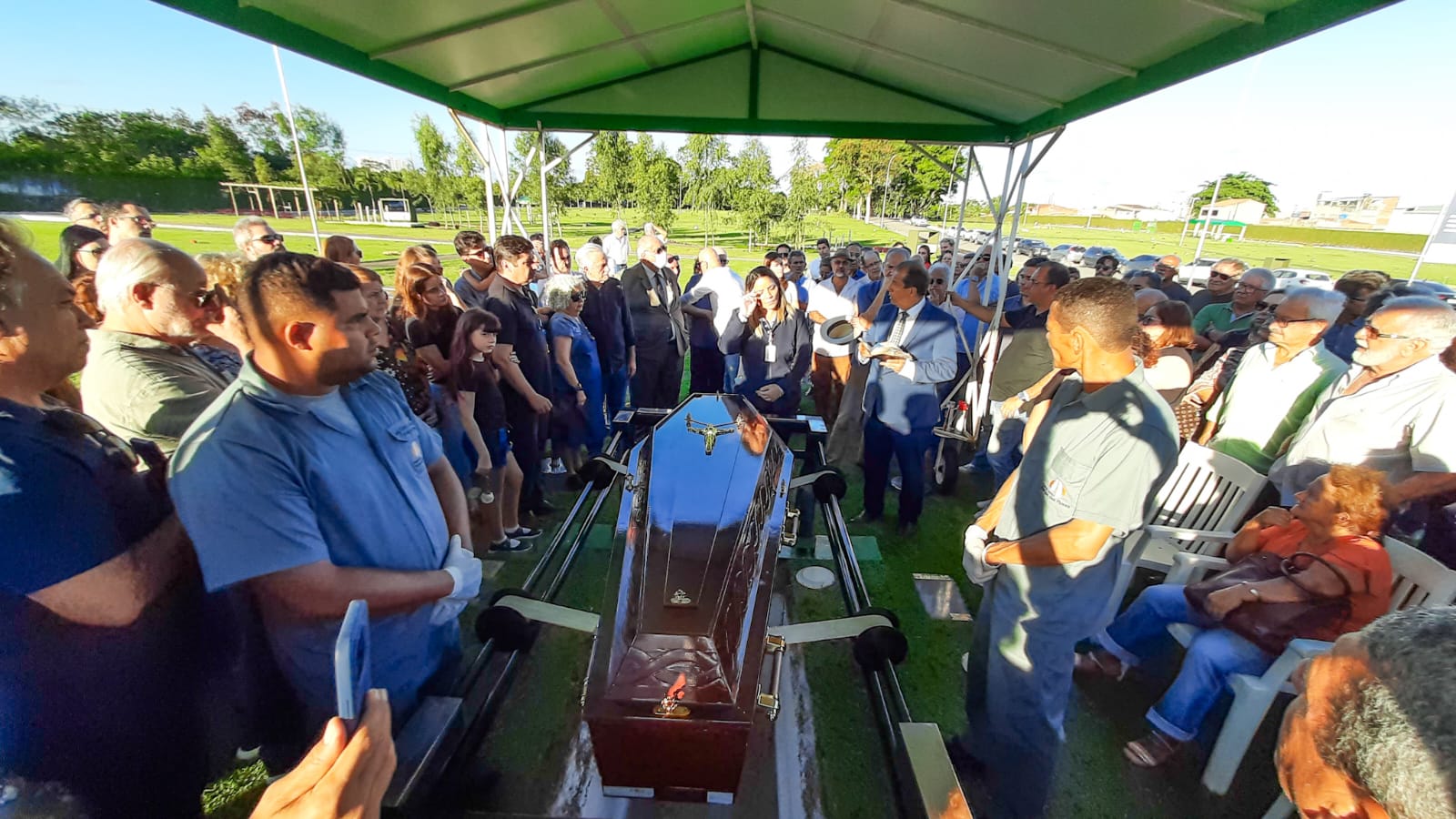 Amigos e familiares se despedem do ex-deputado Eduardo Bomfim