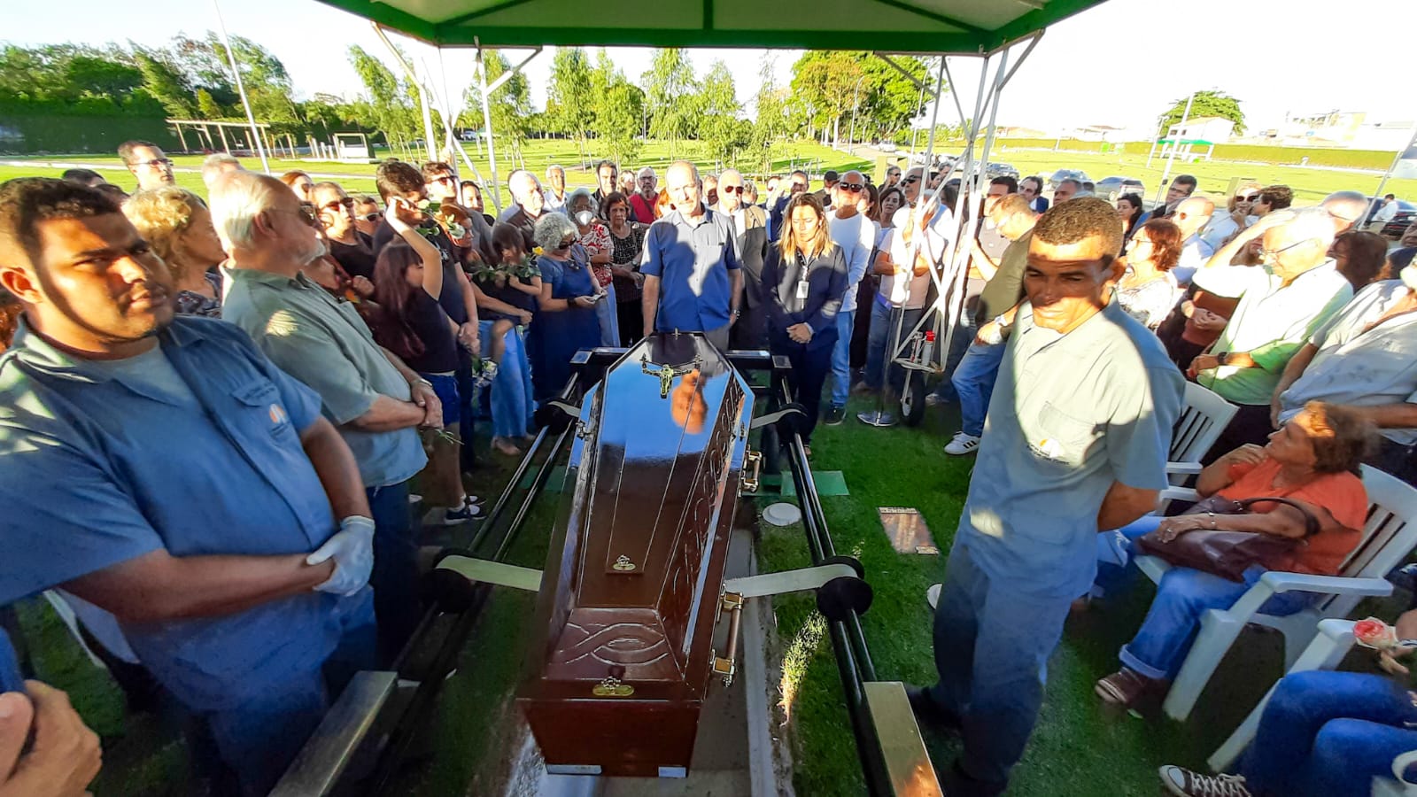 Amigos e familiares se despedem do ex-deputado Eduardo Bomfim