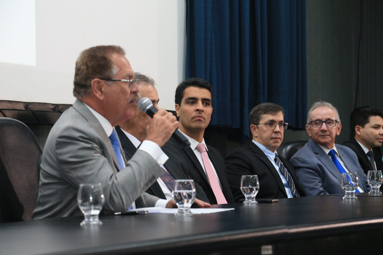 Lançamento de livro em homenagem a Fernando Tourinho reúne autoridades
