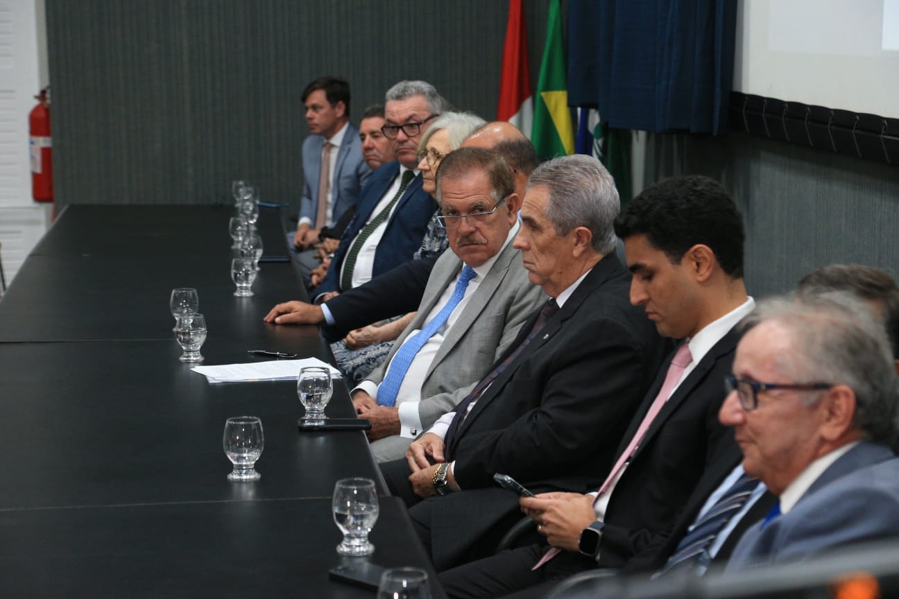 Lançamento de livro em homenagem a Fernando Tourinho reúne autoridades