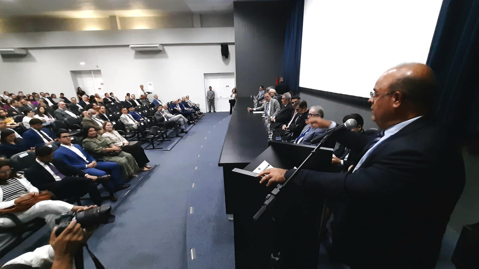 Lançamento de livro em homenagem a Fernando Tourinho reúne autoridades
