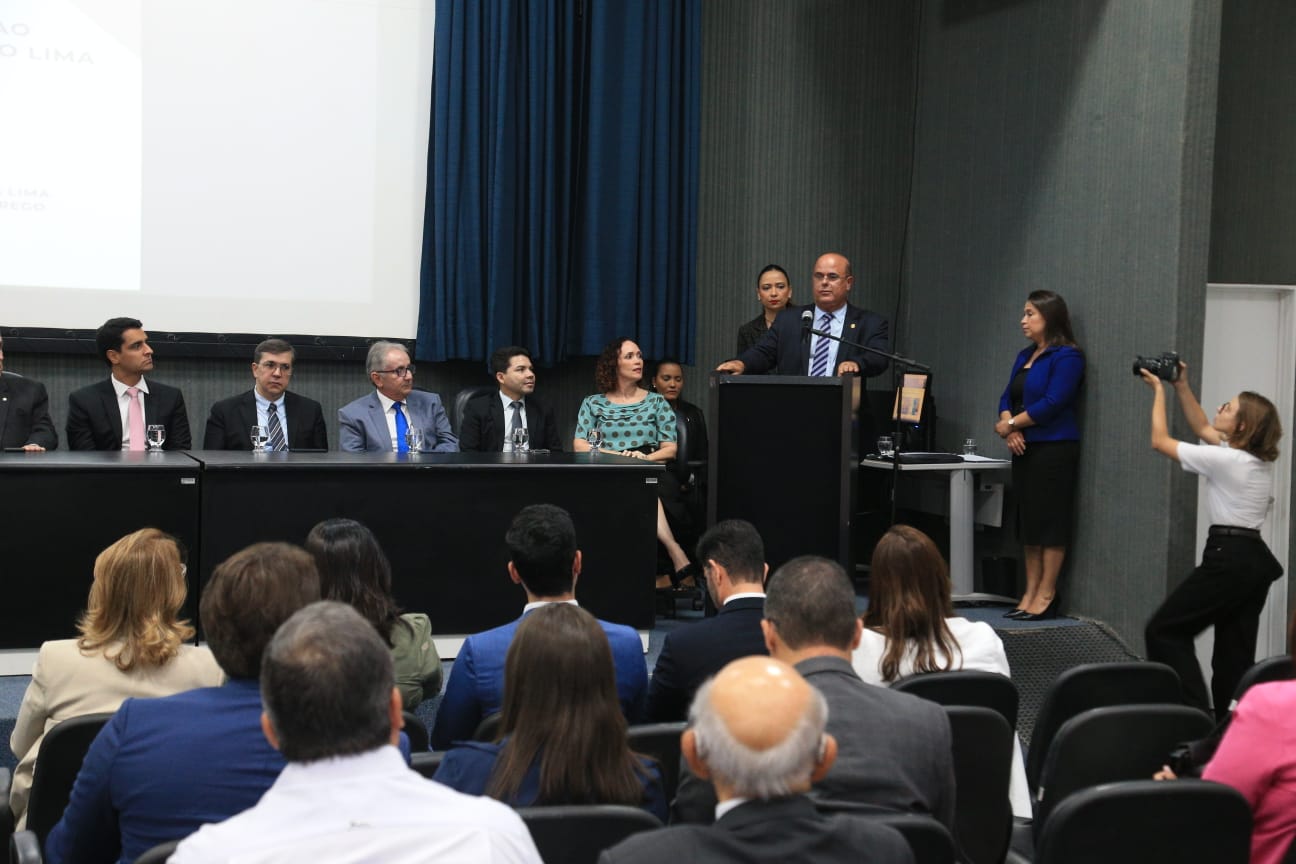 Lançamento de livro em homenagem a Fernando Tourinho reúne autoridades
