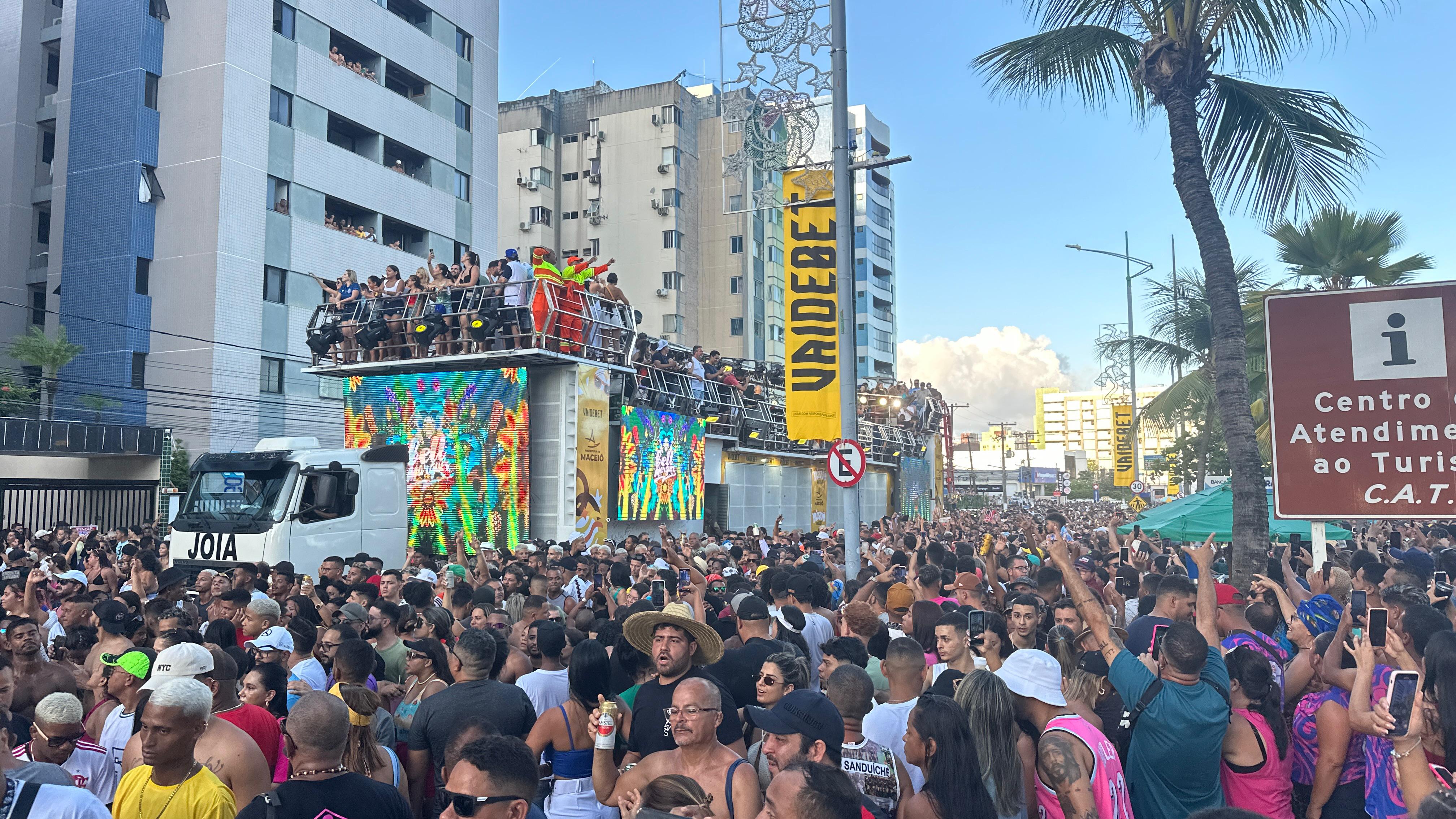 Multidão ocupa orla de Maceió no primeiro dia do ano.