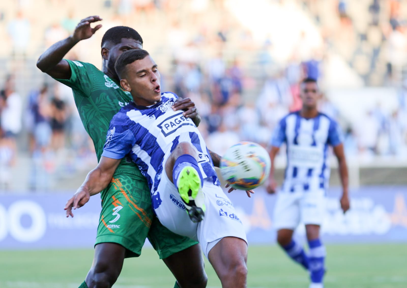 Partida começou disputada no Rei Pelé