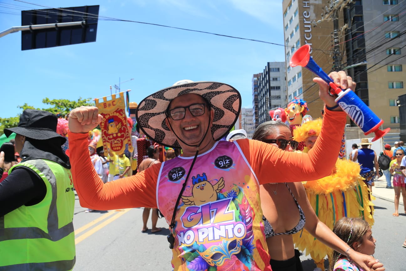 Foliões usam criatividade em fantasias para desfile do Pinto