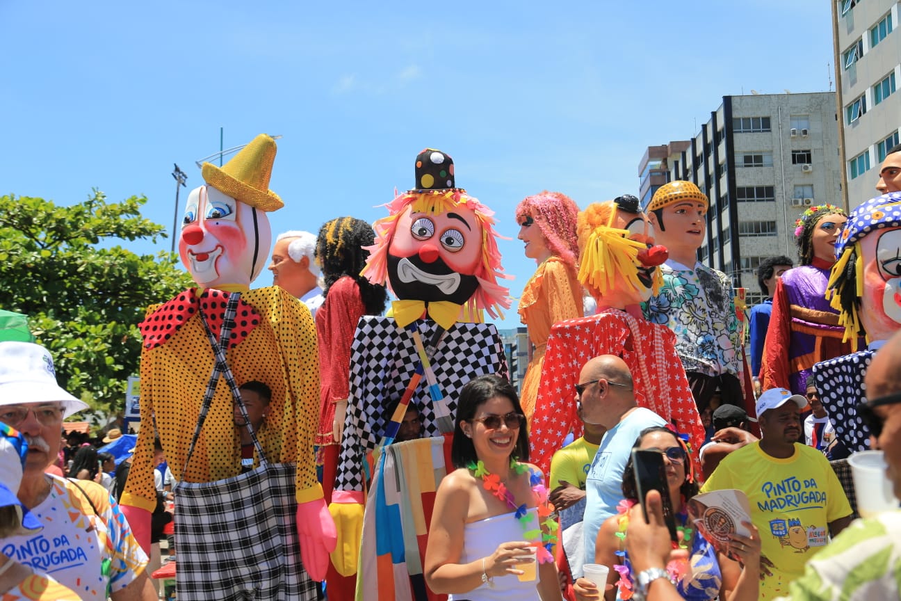 Bonecos fantasiados alegram o clima no bloco