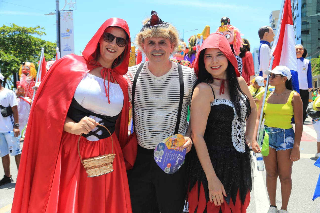Fantasias animam a festa na orla de Maceió